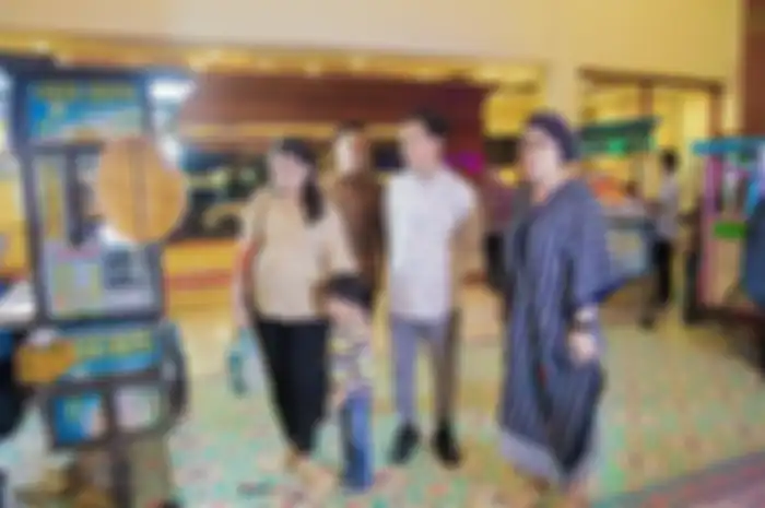 Tampilan sederhana Selvi Ananda saat pergi bareng Jan Ethes dan Gibran Rakabuming
