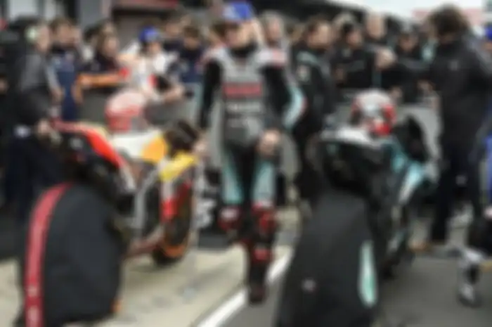 Fabio Quartararo harus pakai kruk untuk jalan akibar cedera yang dideritanya di FP1 MotoGP Australia kemarin. Semoga akhir pekan ini kondisi lebih baik