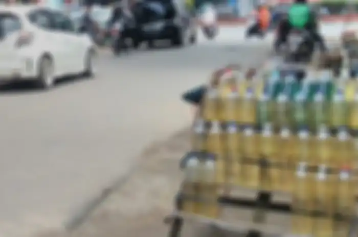 Pedagang bensin eceran makin banyak bertebaran.