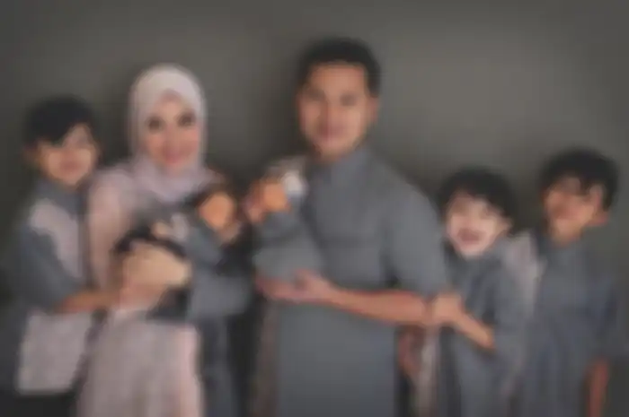 Ratna Galih dengan formasi lengkap keluarganya.