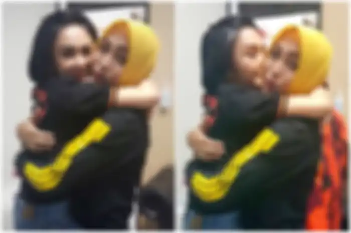 Momen gendong-gendongan Yuni Shara dengan Angelina Sondakh di penjara.