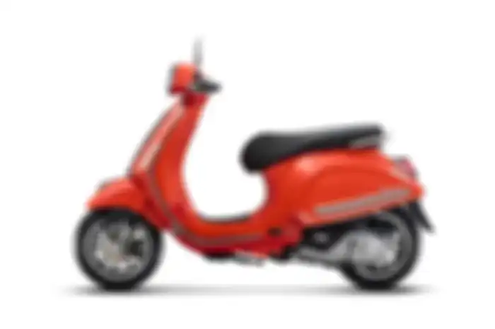 Tampak samping Vespa Primavera S edisi terbatas dengan hiasan grafis khusus.