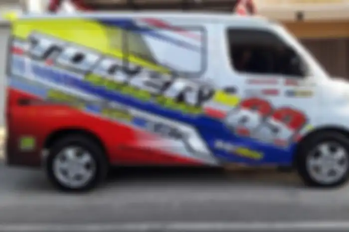 Daihatsu Gran Max jadi andalan tim balap mengangkut motor ke sirkuit.