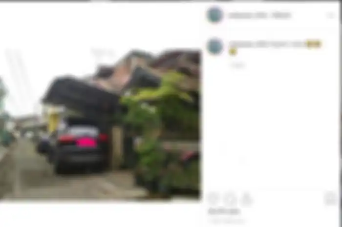 Dari kedua foto tersebut terlihat sebuah mobil mewah berwarna hitam terparkir di depan sebuah rumah yang bisa dibilang cukup mewah.
