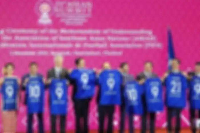 FIFA memberikan jersi biru pada para pemimpin ASEAN dalam acara penandatanganan nota kesepakatan MoU di Bangkok, Thailand.