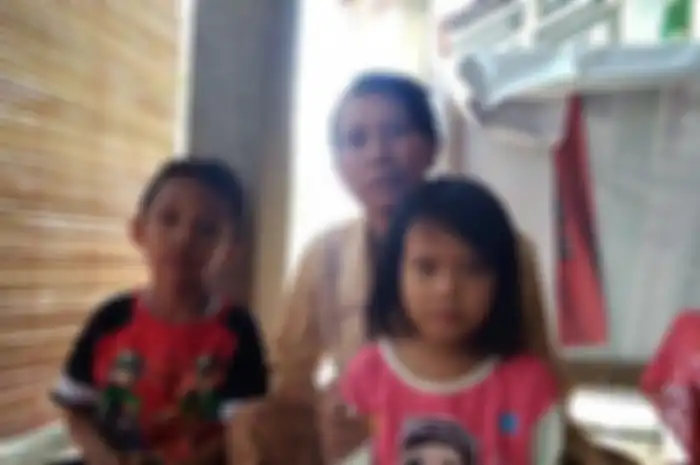 Ia dan warga sekampung, sekitar 50 orang pun berupaya mencari sembari membawa panci dan peralatan dapur namun Yuni tidak ditemukan.