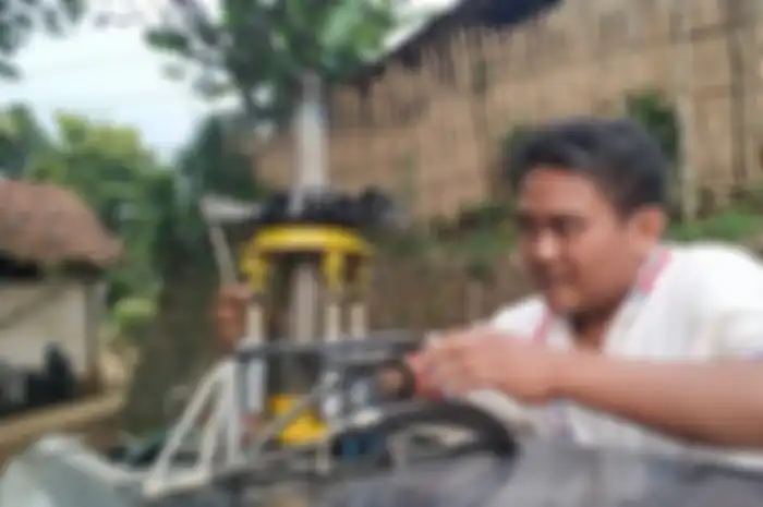 Jujun Junaedi memasang baut di tiang untuk baling-baling utama pada helikopter buatannya di Kampung Cibubuay, Desa Darmareja, Kecamatan Nagrak, Kabupaten Sukabumi, Jawa Barat, Minggu (3/11/2019).