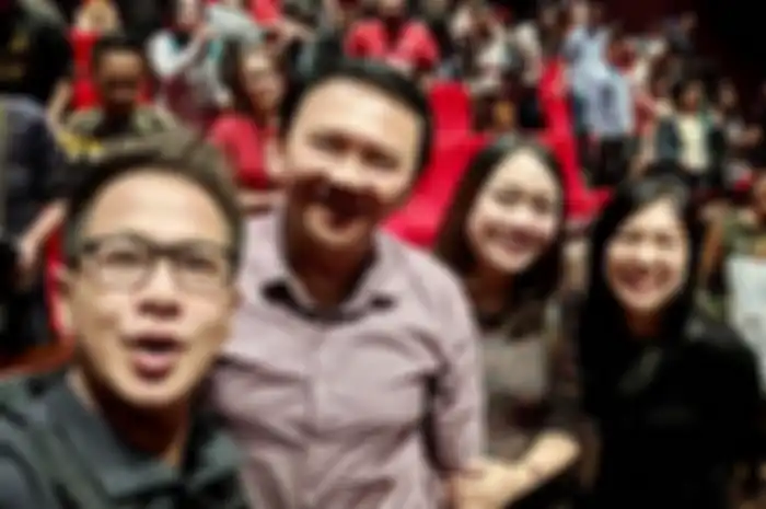 Tampilan Puput Nastiti Devi saat gandeng mesra Ahok