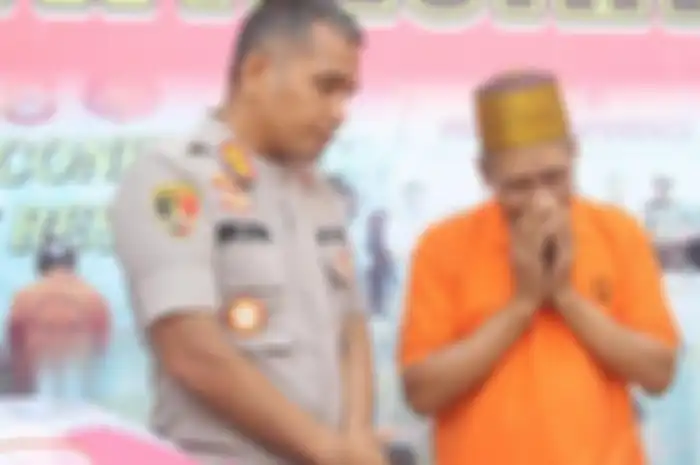 Dia menjamin keselamatan dunia dan akhirat pengikutnya dengan menjual 'kartu surga' dan juga mengaku bisa memperpanjang usia pengikutnya.