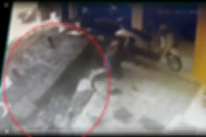 Tangkap layar video rekaman CCTV septic tank meledak.