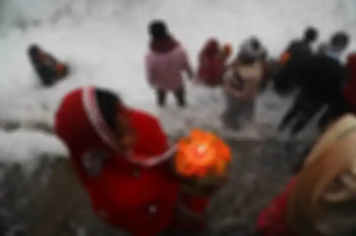 Warga India dalam festival chhath Puja di sungai Yamuna