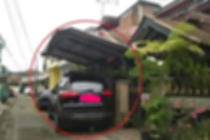 Viral Rumah Mewah Gunakan Jalan Sebagai Tempat Parkir dan Dikasih Atap Bak Halte.