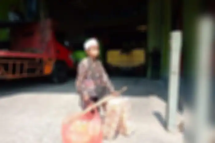 Biasanya anak-anak akan belajar di sekolah dan juga bermain dengan teman-teman sebayanya. Namun, bukan itu yang dilakukan Nurzen. 