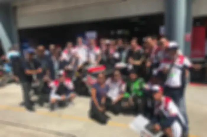 Alfiand Ronald foto bersama direksi PT Federal Karyatama beserta rombongan Federal Oil Tour MotoGP Malaysia 2019.