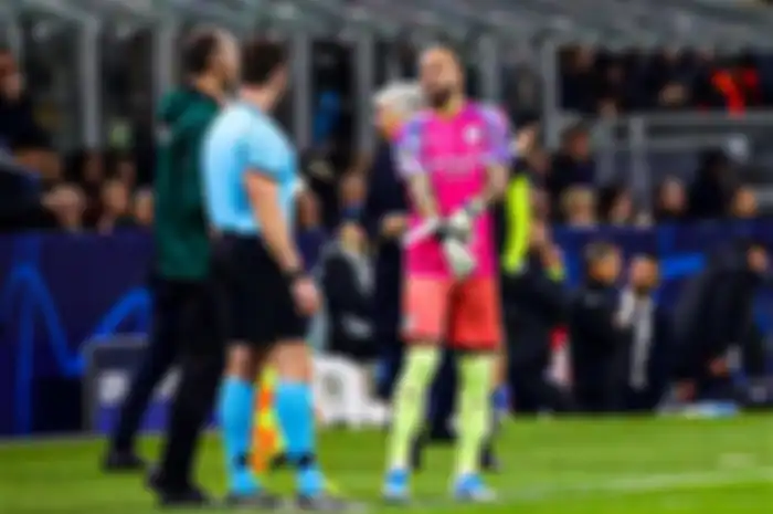 Kyle Walker, saat menggantikan Riyad Mahrez pada menit ke-88. Dia menjadi kiper dadakan setelah kiper cadangan Claudio Bravo mendapat kartu merah.