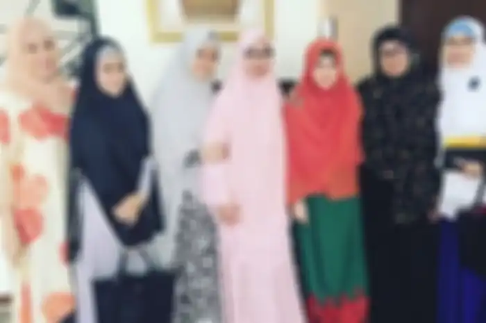 Eva Arnaz (berhijab hitam motif bintik) tampak bersama sahabatnya, Astri Ivo, usai menghadiri sebuah pengajian.