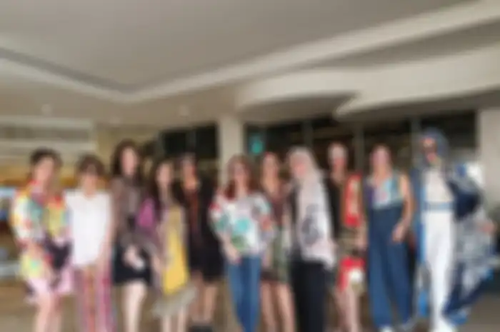 Geng Arisan Kepompong dalam balutan busana motif abstrak