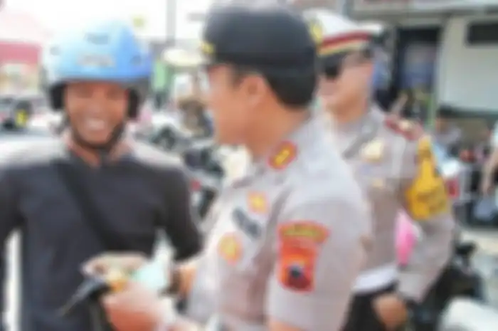 Kapolres Kudus, AKBP Saptono, memberi uang pada seorang pengendara motor, Selasa (5/11).