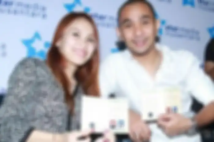 Ayu Ting Ting dan Enji saat memamerkan buku nikah mereka dalam jumpa pers yang digelar di Studio 6 R