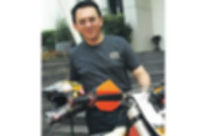 Ahok berpose dengan motor trail saat ngobrol bareng Motor Plus