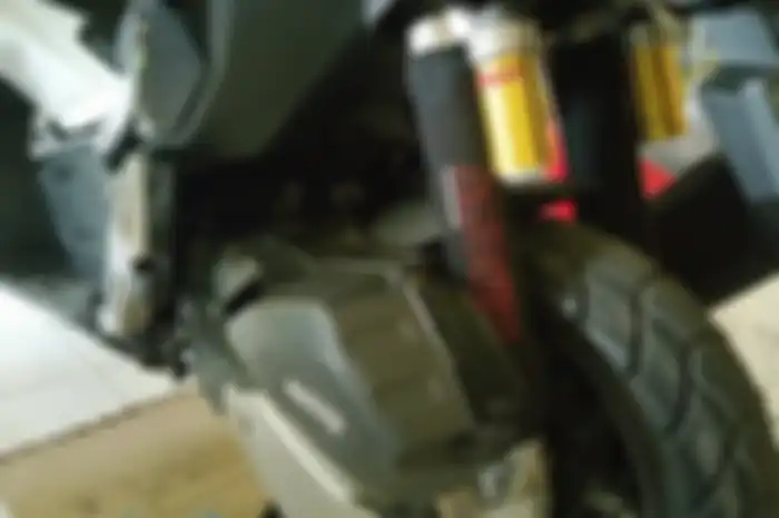 Cover sokbreker terpasang pada Honda ADV 150