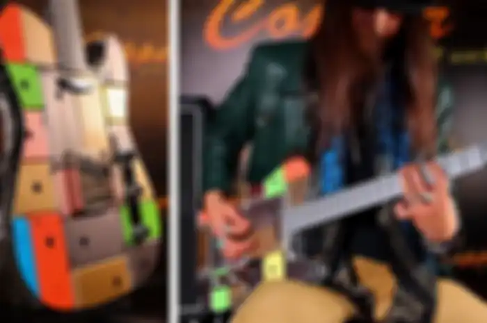 Gitar Art Mayer yang dibuat dari 107 iPhone dan iPod.