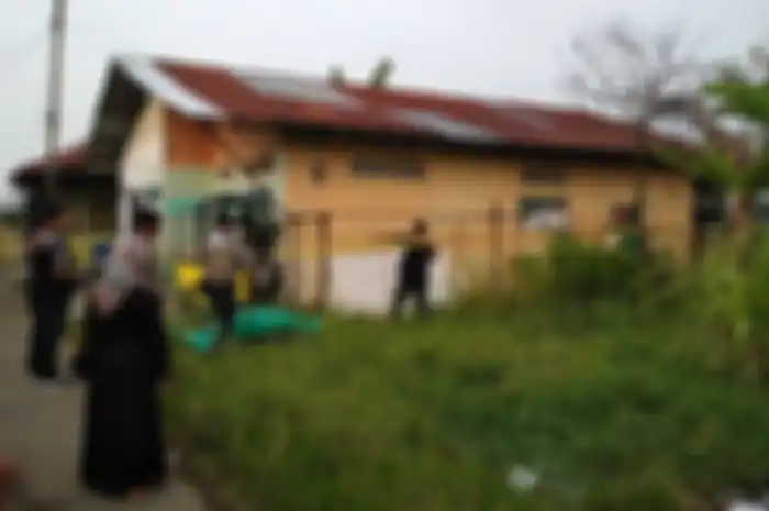 Suasana saat polisi memasang garis polisi di rumah kontrakan Rabbial, pelaku bom bunuh diri di Polrestabes Medan dan istrinya, Dewi di Gang Melati, Kelurahan Tanah 600, Kecamatan Medan Marelan, Rabu sore tadi (13/11/2019).
