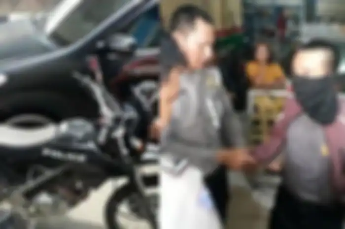 Pria berkaus polisi diperiksa 