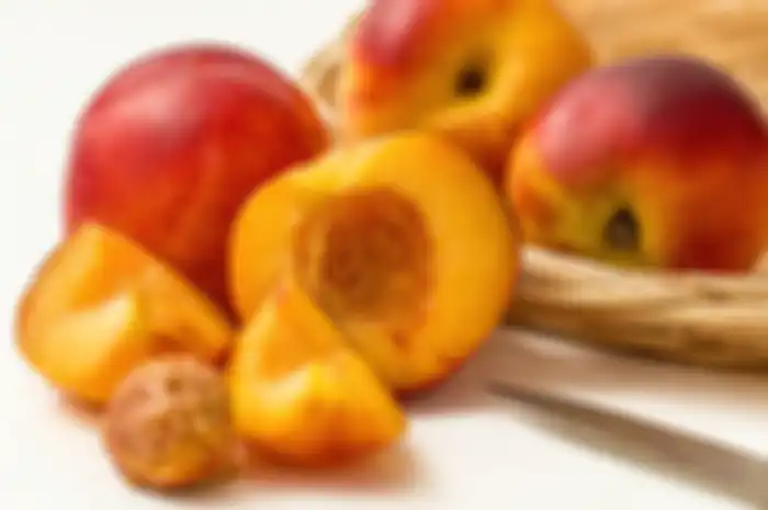 Nectarine dikemas penuh dengan nutrisi dan antioksidan dan terdiri dari dua jenis, yaitu  freestone dan clingstone.
