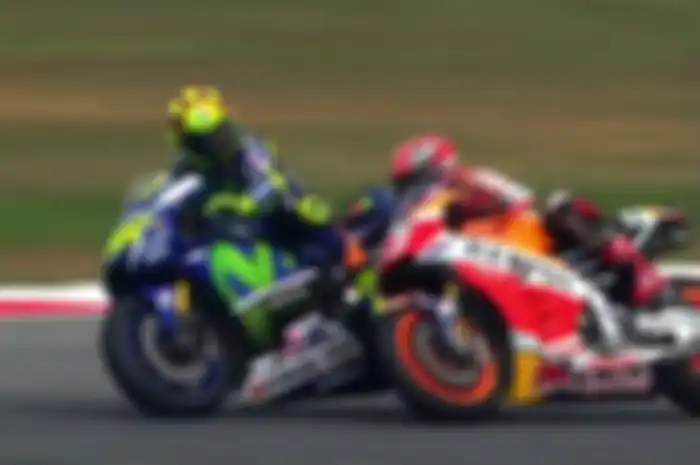 Valentino Rossi menyenggol Marc Marquez di MotoGP Sepang 2015