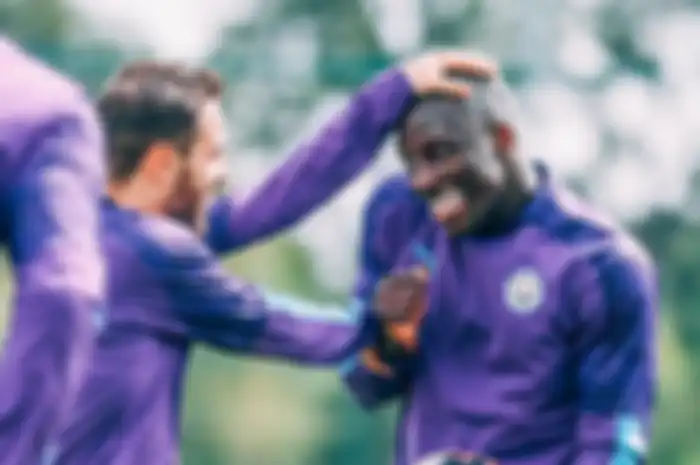 Bernardo Silva (kiri) dihukum FA karena dinilai membuat jokes berbau rasis ke Benjamin Mendy (kanan) di Twitter.