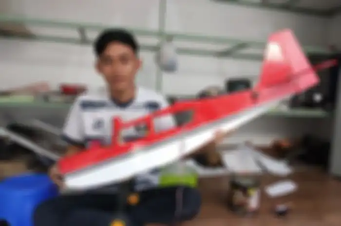 Adalah Pungki Sasando (23), pemuda asal Boyolali, meraup untung jutaan rupiah dari membuat pesawat remot control (RC) jenis aeromodelling.