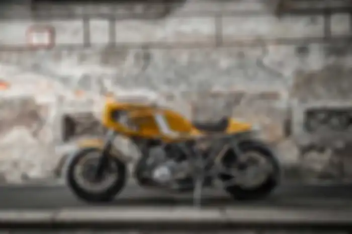 Kesan motor klasik Suzuki GT750 berubah menjadi motor balap. 