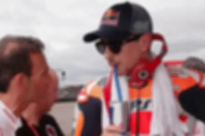 Jorge Lorenzo (kanan) bersama tim manejer Repsol Honda Team, Alberto Puig. Jorge Lorenzo buka-bukaan kalau tinggi badannnya menyusut gara-gara MotoGP. Kok bisa begitu?