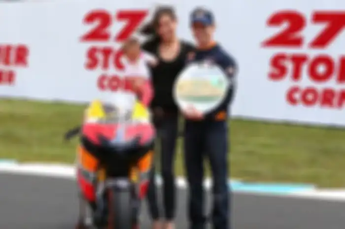 Casey Stoner bersama keluarganya di tikungan di sirkuit Phillip Island