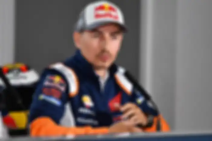 Jorge Lorenzo mengabarkan dirinya resmi pensiun dari MotoGP akhir musim ini. Kabar yang mengagetkan bagi jagat MotoGP