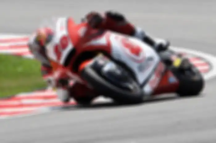 Dimas Ekky Pratama memacu motor Moto2 dari Honda Team Asia