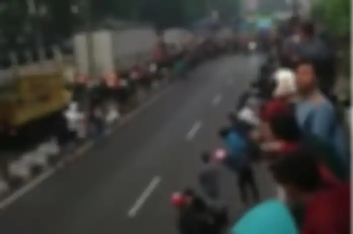 Suasana balap liar di Sidoarjo sebelum penonton tertabrak joki balap liar.