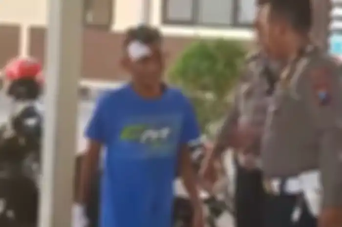 Aditya Rifky L alias Adi Ucil ditangkap polisi usai insiden tertabraknya penonton saat balap liar di Sidoarjo.