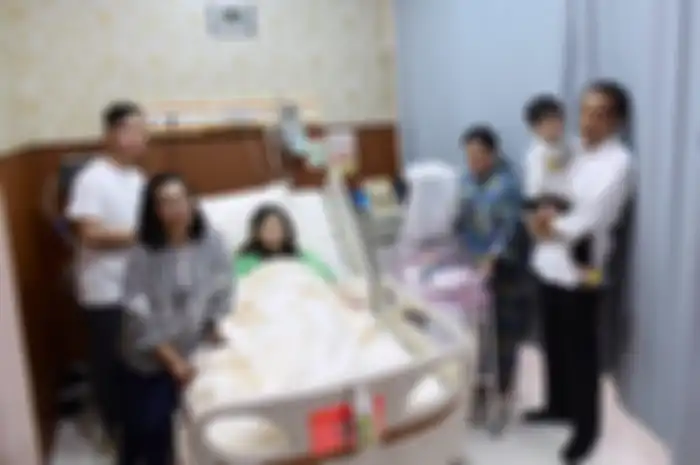 Jokowi bersama keluarga dan cucunya yang ke-3, La Lembah Manah.