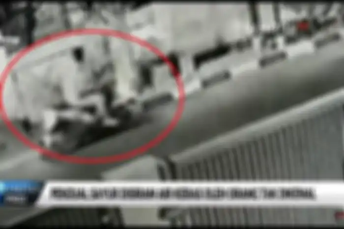 Pelaku penyiraman air keras di Jakarta Barat, diduga menggunakan motor matic warna putih