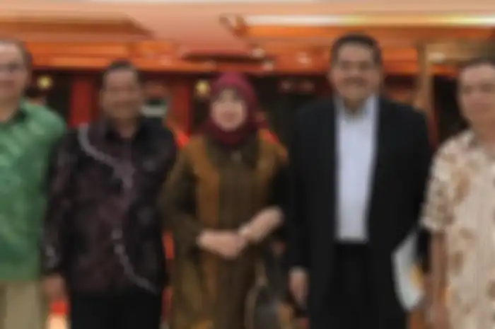Emma Yohanna, berkerudung, anggota DPD RI asal Sumatera Barat yang namanya disebut dalam kasus mobil tabrak skuter listrik GrabWheels.