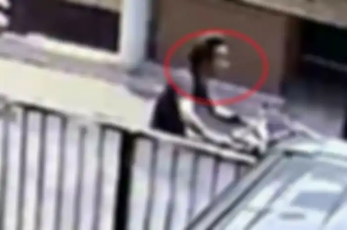 Terduga pelaku penyiraman air keras ke siswi SMPN 207 Kembangan, Jakarta Barat, Jumat 15/11/2019), terekam CCTV.