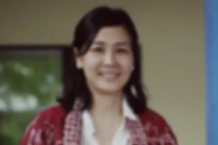 Gaya Veronica Tan yang sekarang bikin pangling.