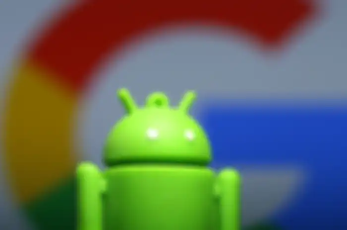 A 3D printed Android mascot Bugdroid is seen in front of a Google logo in this illustration taken July 9, 2017. Picture taken July 9, 2017. REUTERS/Dado Ruvic/Illustration