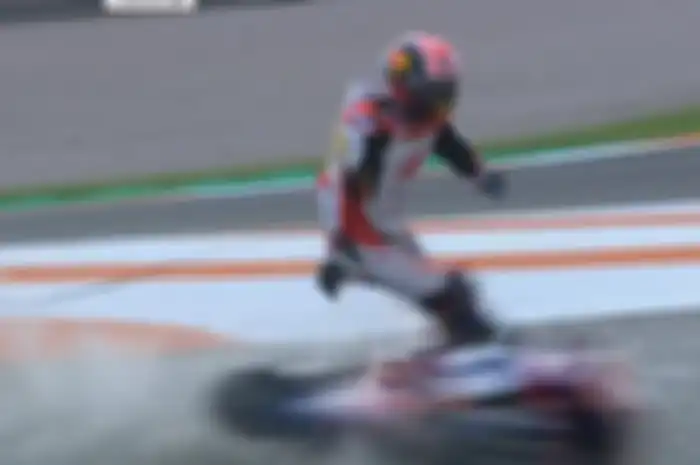 Johann Zarco tertabrak motor Iker Lecuona saat berjalan menghampiri motornya pada laga pamungkas MotoGP Valencia 2019.