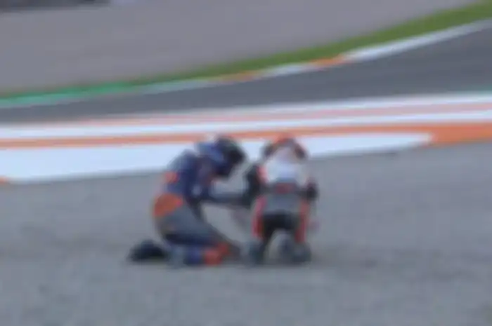 Johann Zarco kena tabrak motor KTM RC16 Iker Lecuona