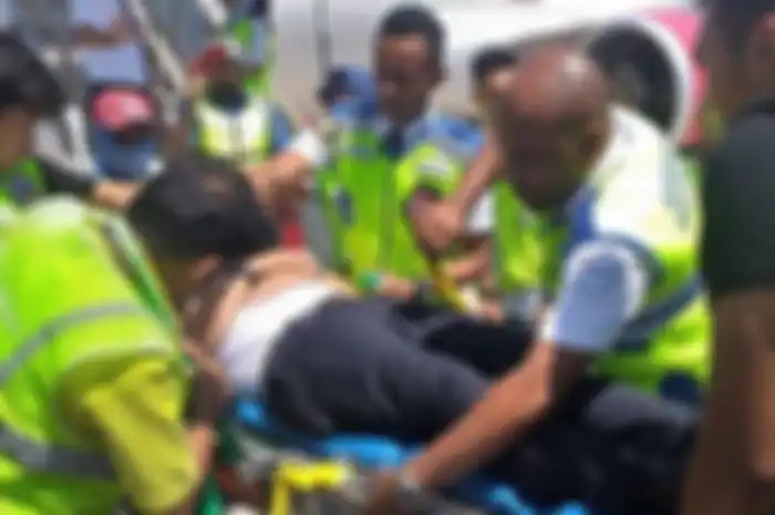 Pilot Batik Air seri A-320 dengan nomor penerbangan ID-6548, saat dievakuasi beberapa saat setelah mendarat di Bandara El Tari Kupang, Minggu (17/11/2019)