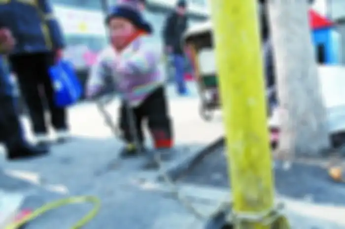 Di kota itu Anda akan menyaksikan bagaimana anak-anak balita dirantai dan di ikat dengan tali oleh orang tuanya.