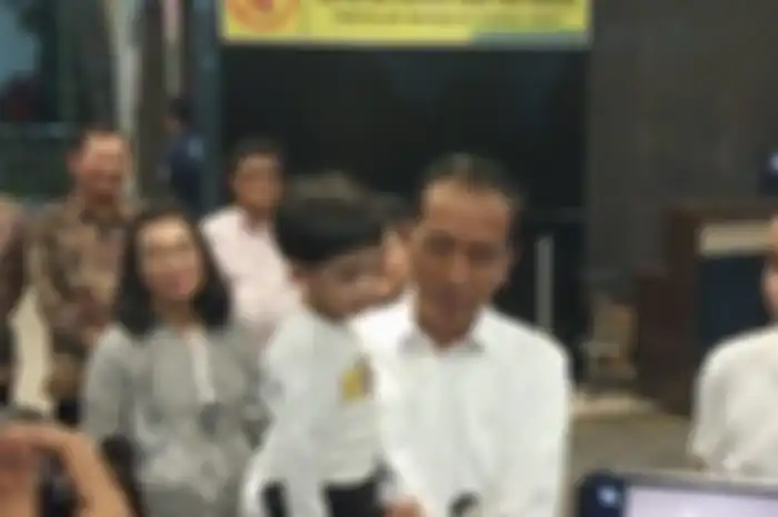Setelah memberikan keterangan singkat kepada media, Jokowi mempersilakan Gibran mengumumkan nama anak keduanya.
